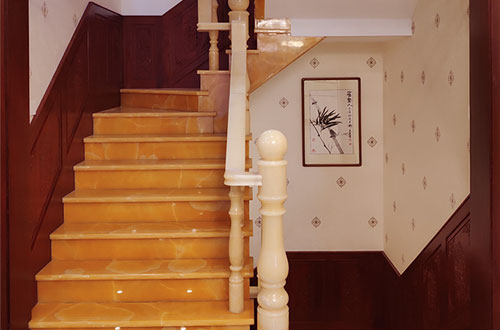 涡阳中式别墅室内汉白玉石楼梯的定制安装装饰效果